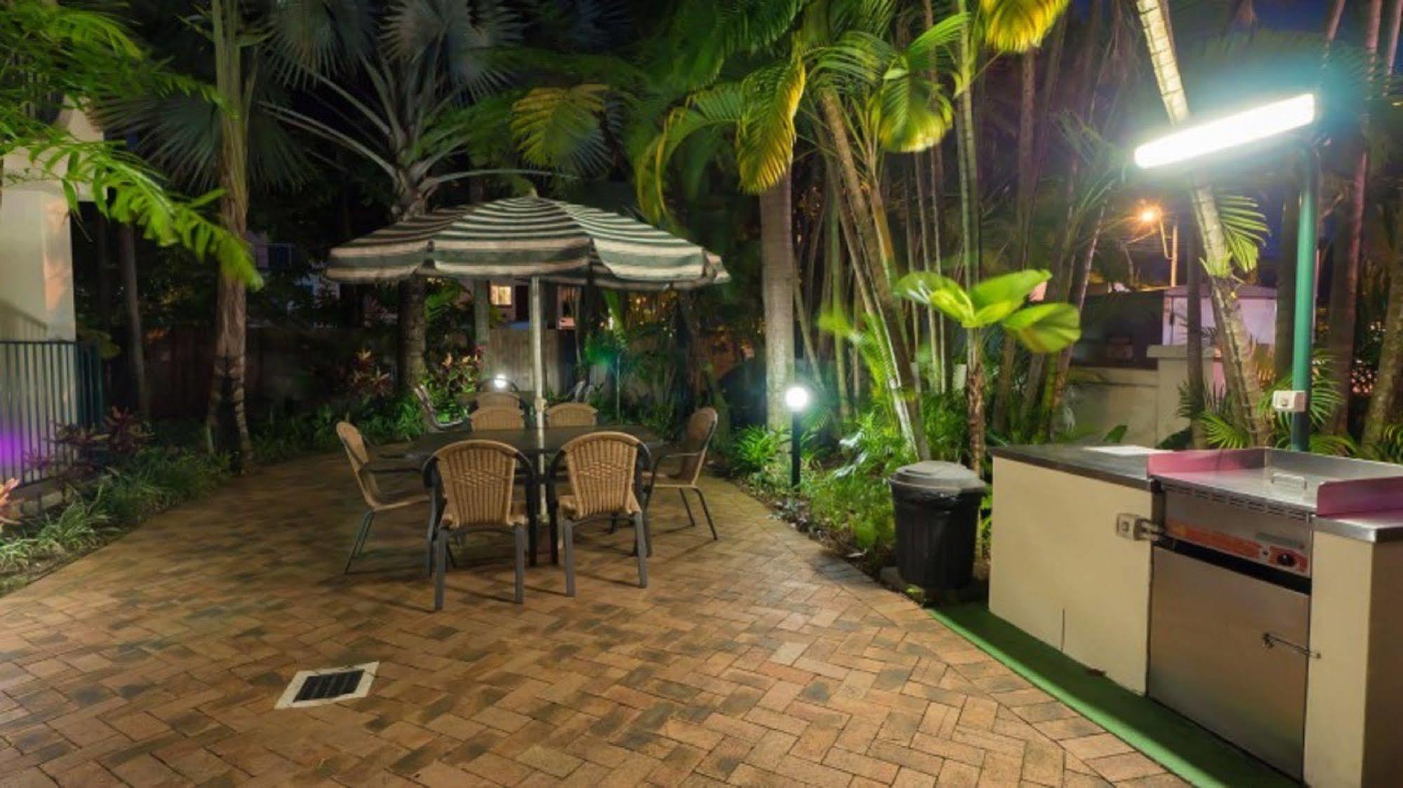 Tropic Towers Apartments Cairns Exterior photo