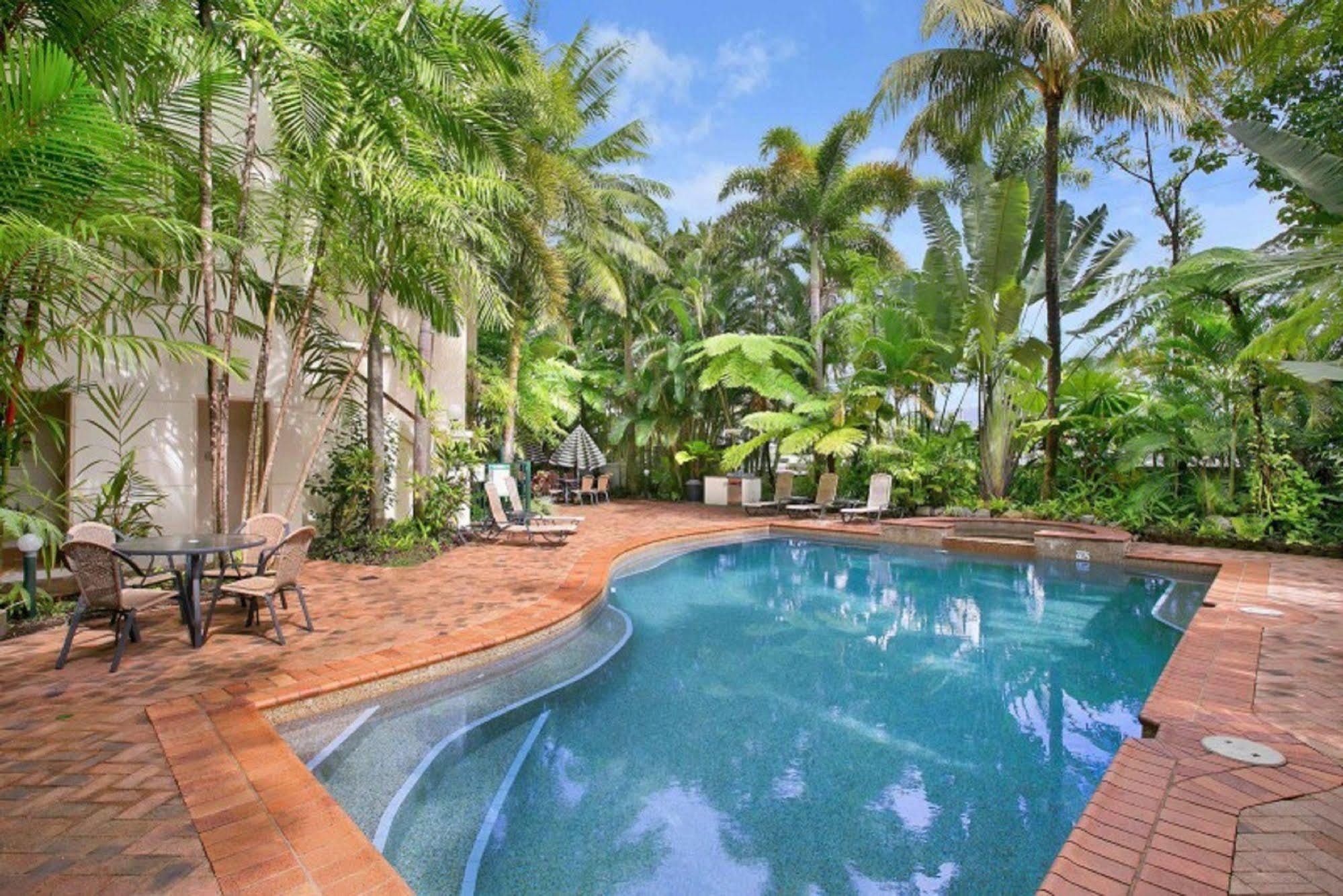 Tropic Towers Apartments Cairns Exterior photo